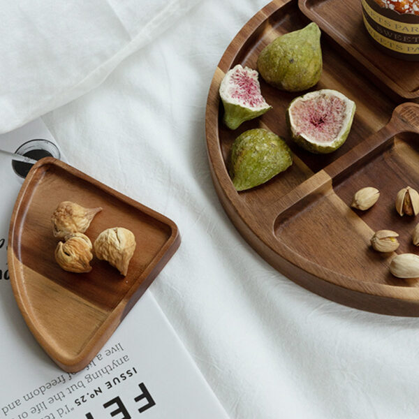 It can be divided into separate plates to hold different fruits